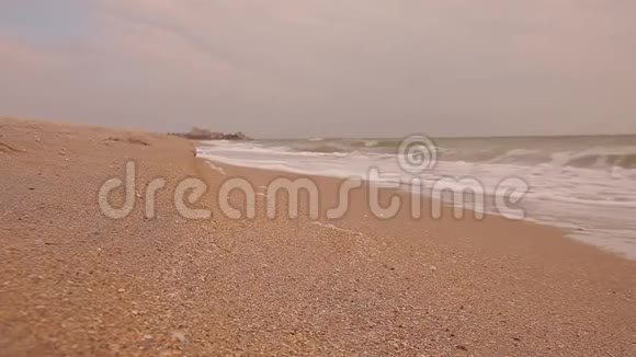 海浪在空海滩特写平静的天气在海滨视频的预览图