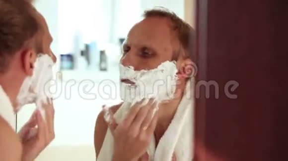 一个男人在早晨刮胡子时唱歌跳舞视频的预览图