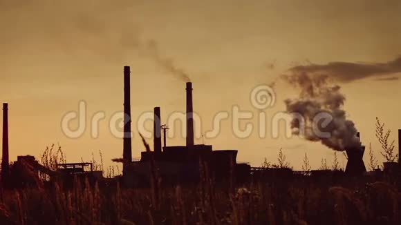 化工厂排放蒸汽和废物的旧胶片效应片段视频的预览图