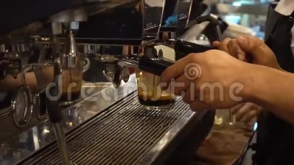 专业咖啡师在忙碌中准备一杯卡布奇诺视频的预览图
