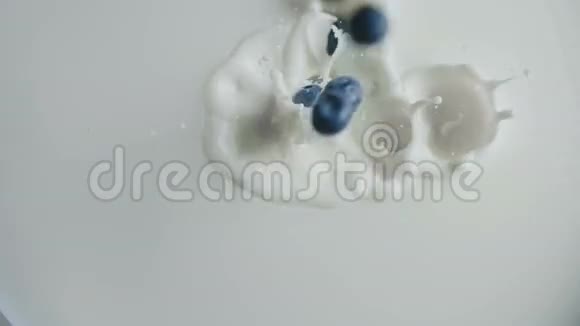 新鲜的樱桃水果倒在牛奶和泡泡上视频的预览图