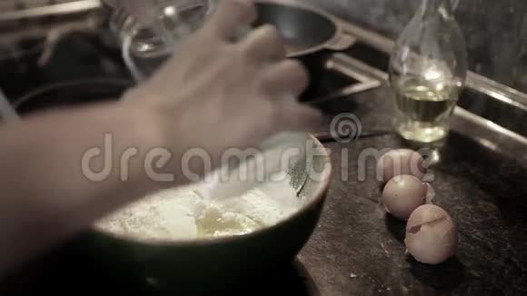 将kefir与面粉和鸡蛋混合制作薄煎饼的面团饱和度低视频的预览图