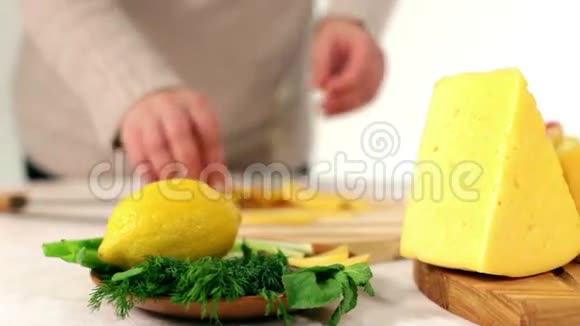 一个女人用白葡萄酒准备奶酪点心视频的预览图
