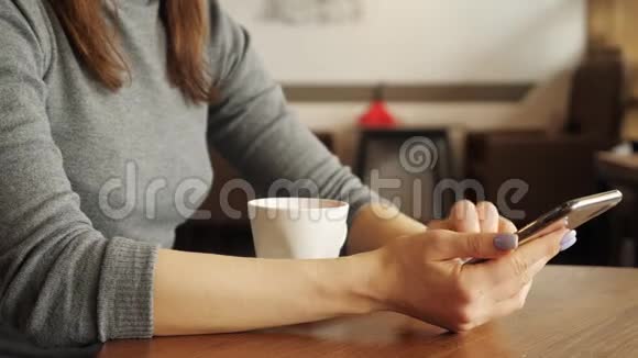 女人正在咖啡馆里喝杯咖啡打电话留言视频的预览图