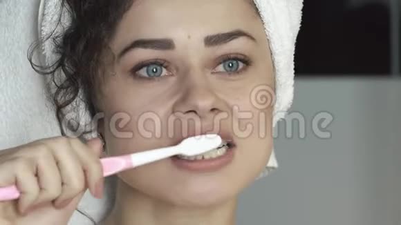 漂亮的女孩在浴室里用毛巾在头上刷牙自理洗澡程序的概念视频的预览图