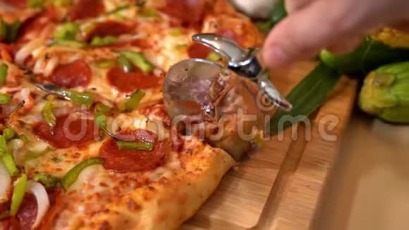 精选新鲜蔬菜和比萨饼慢动作视频的预览图