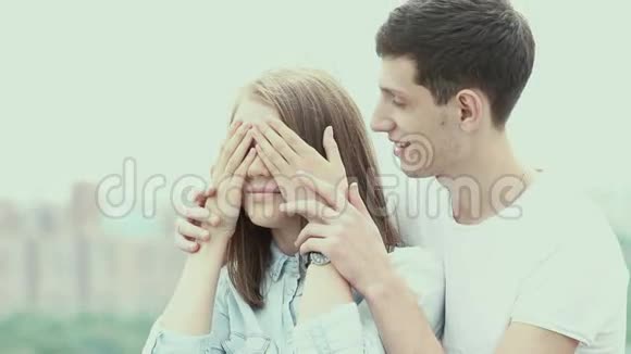闭着眼睛惊讶浪漫的男人给了他女朋友一个惊喜视频的预览图