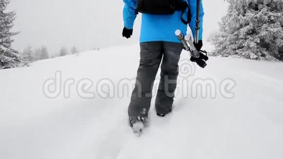 摄影师在冬山散步视频的预览图