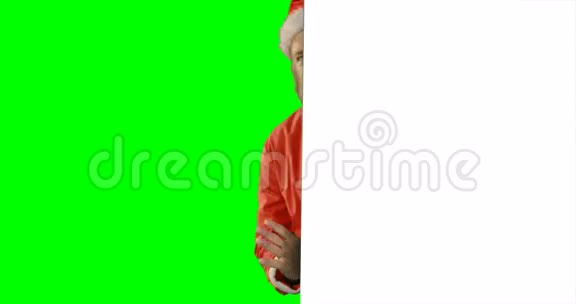 神秘的圣诞老人躲在绿色屏幕后面视频的预览图
