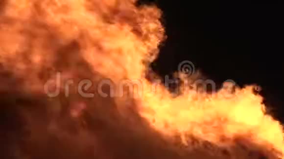 在黑色背景烟雾和原木中燃烧的火焰附近视频的预览图