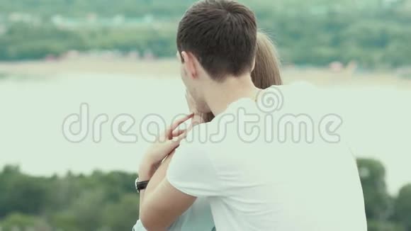 情人们恋爱中的年轻夫妇男人和女人拥抱视频的预览图