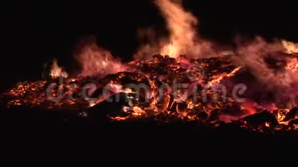 在黑色背景烟雾和原木中燃烧的火焰附近视频的预览图