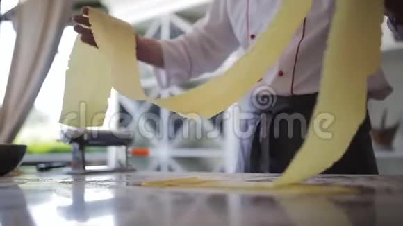 厨师为制作面食准备面团将面团翻转并揉捏视频的预览图