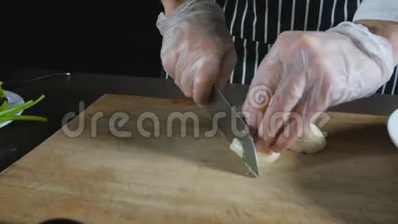 厨师手切硬煮蛋视频的预览图