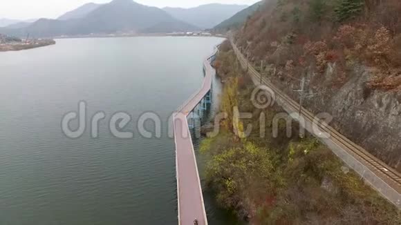韩国亚洲扬三纳洞河上的自行车视频的预览图