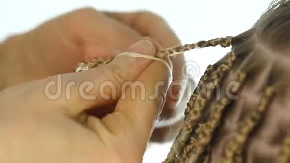 非洲白人女性的传统发型专业理发师编织辫子4K视频的预览图