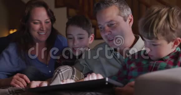 晚上一家人一起在家视频的预览图