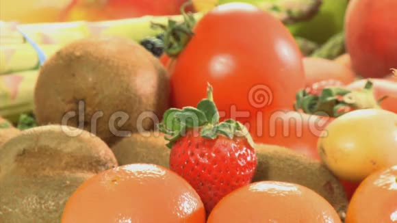 蔬菜和水果的混合物视频的预览图
