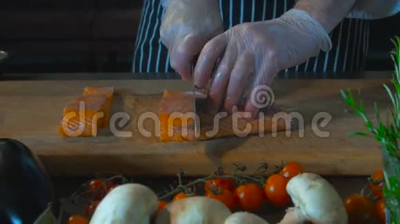 厨师手切鲑鱼鱼片在切割板上视频的预览图
