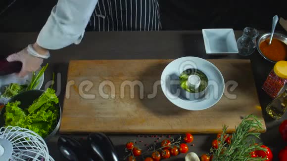 厨师切甜菜根加入沙拉视频的预览图