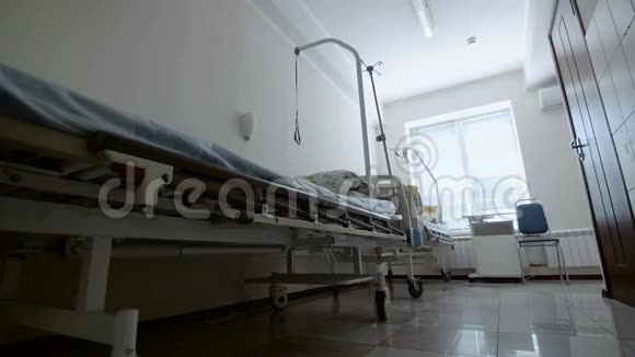 两个空医院床的内部视频的预览图