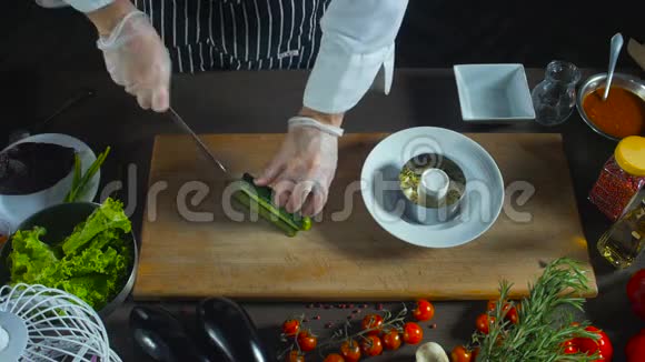厨师切片和磨坊盐黄瓜视频的预览图