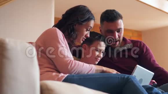 一家人玩数码平板电脑游戏视频的预览图