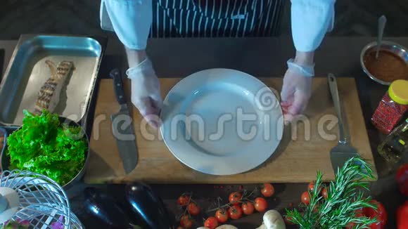 厨师用蔬菜烤鱼视频的预览图