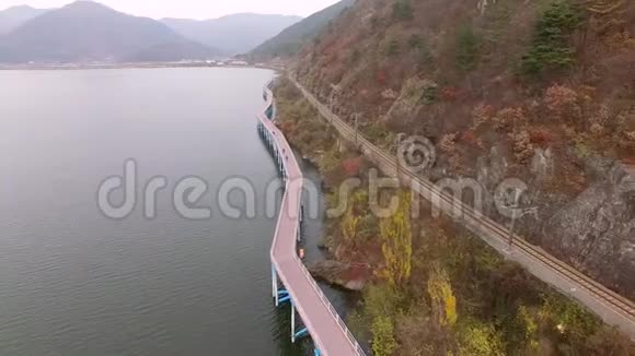 韩国扬三省纳洞河上的自行车视频的预览图