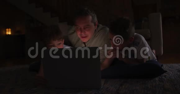 晚上一家人一起在家视频的预览图