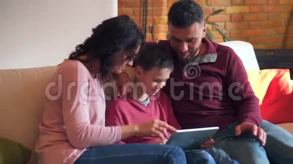 三个家庭在沙发上使用数码平板电脑视频的预览图