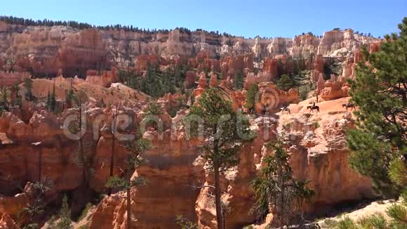神奇的景观4k空中拍摄布莱斯峡谷国家犹他州旅游目的地与岩石石红山悬崖视频的预览图