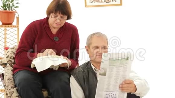 丈夫和妻子在家视频的预览图