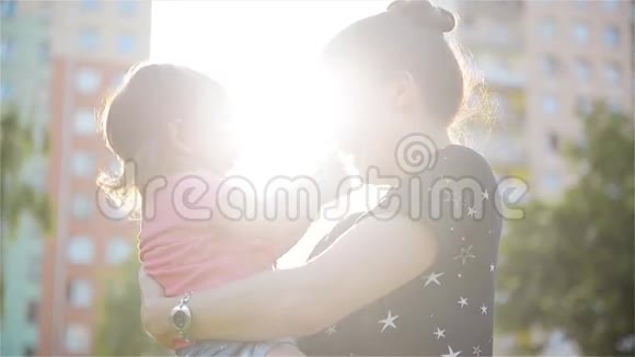 美丽的母亲和女儿在户外美丽的妈妈和她的孩子一起在公园玩妈妈和宝贝笑了视频的预览图