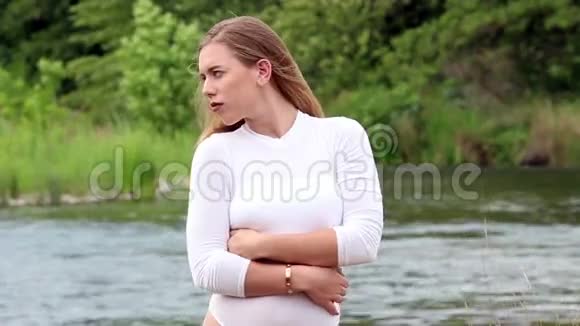 慢动作白种人女子金发半长背景是河视频的预览图