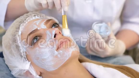 美容院戴面膜的漂亮女人水疗治疗视频的预览图
