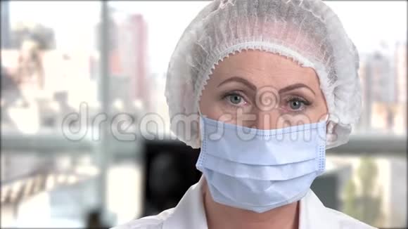 外科帽女医生的脸视频的预览图