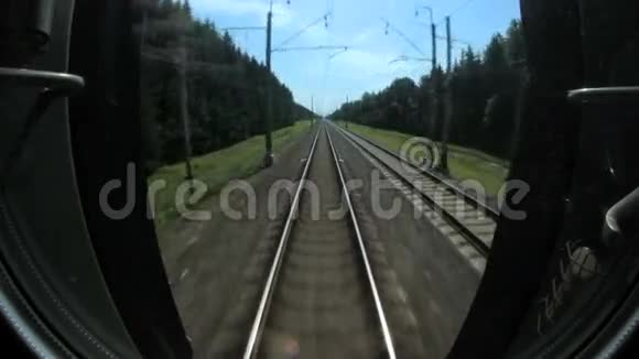 在森林里乘坐火车从司机出租车上看到视频的预览图