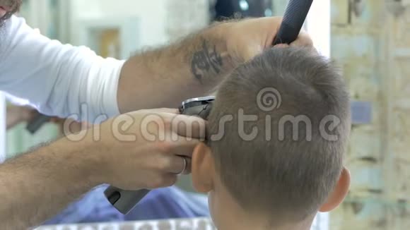 那个为青少年理发的理发师视频的预览图