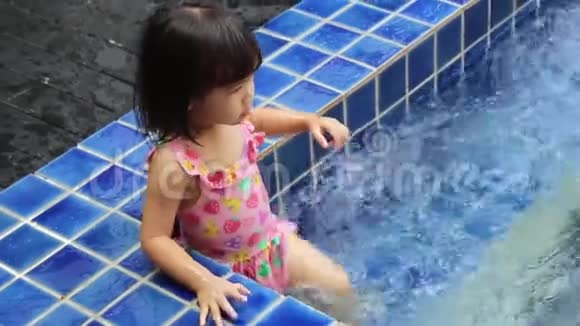 快乐的亚洲女孩在度假村游泳池里享受暑假视频的预览图