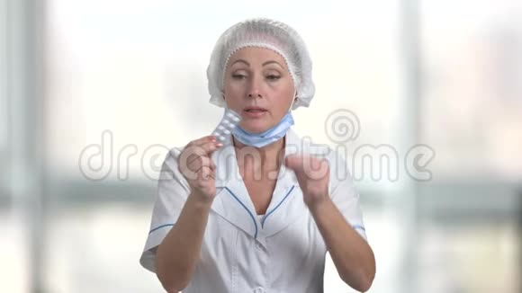 带着药的女医生背景模糊视频的预览图