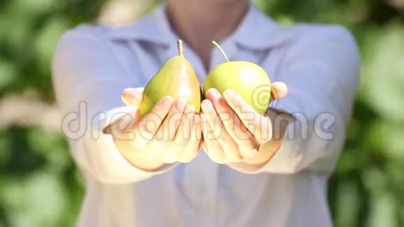 梨和苹果在女人手里视频的预览图