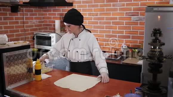 女厨师在路边的餐馆里准备一个沙玛视频的预览图