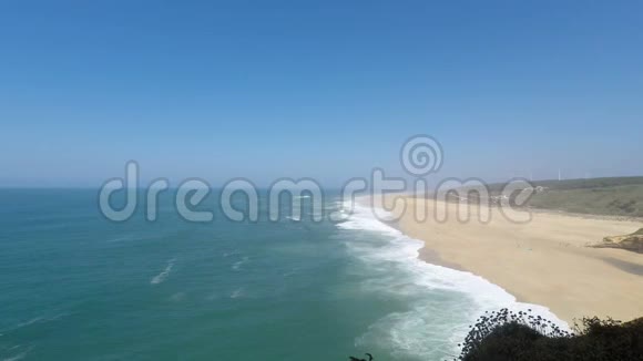 葡萄牙拿撒勒大约2018年10月海浪触摸海滩视频的预览图