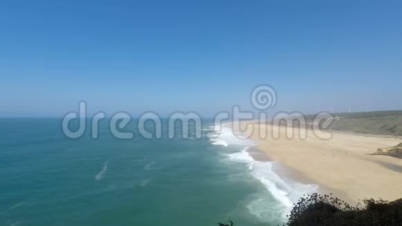 葡萄牙拿撒勒大约2018年10月海浪触摸海滩视频的预览图