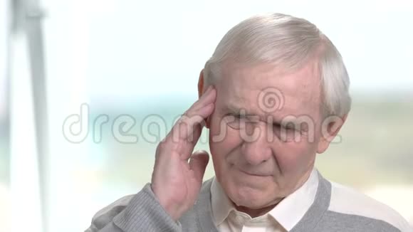 年长的人按摩他的太阳穴视频的预览图