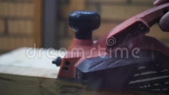 一台专用的电动车床从木头上取出一层未经处理的锯末锯末飞到一边慢动作视频的预览图