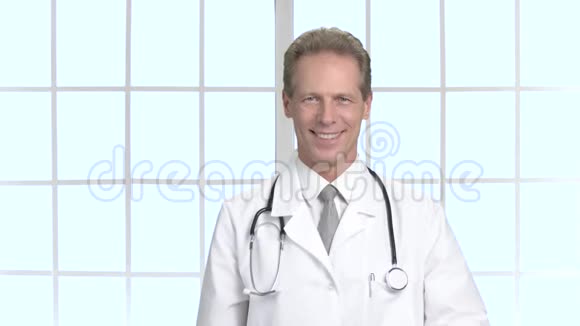成熟的医生显示出药丸的水泡视频的预览图
