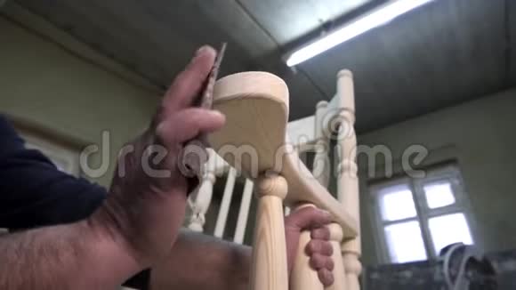 工业木工操作木折页机视频的预览图