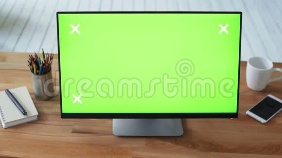 女性使用带有绿色触摸屏显示器的pc视频的预览图